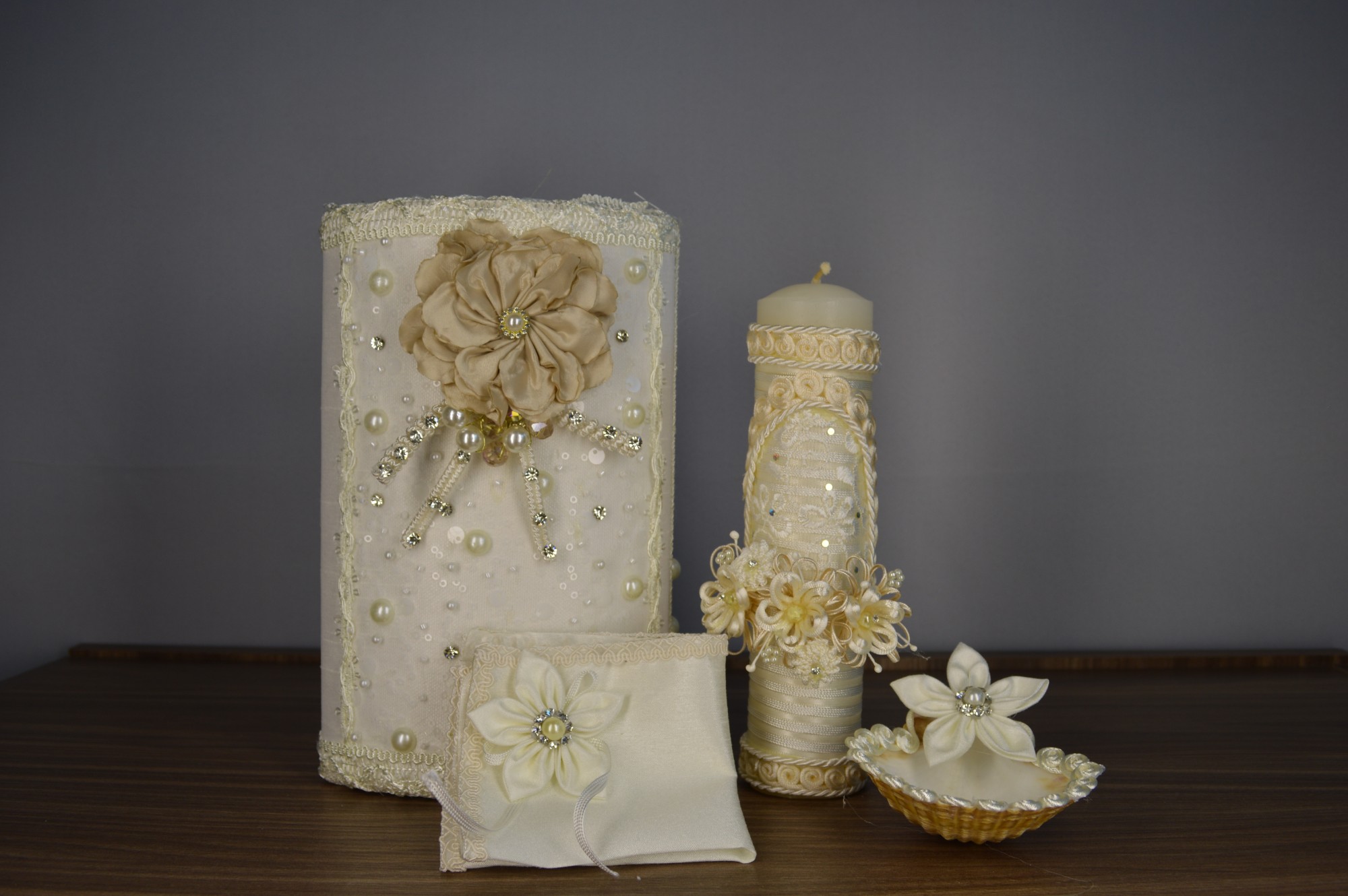 Kit de baúl de bautizo con flor champagne, perlas y lentejuelas