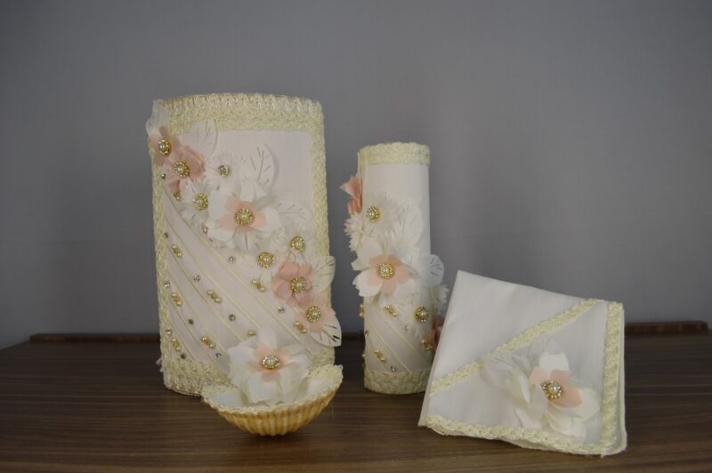 Kit de baúl de bautizo con vela, concha y sabanita, flores blancas y rosa palo