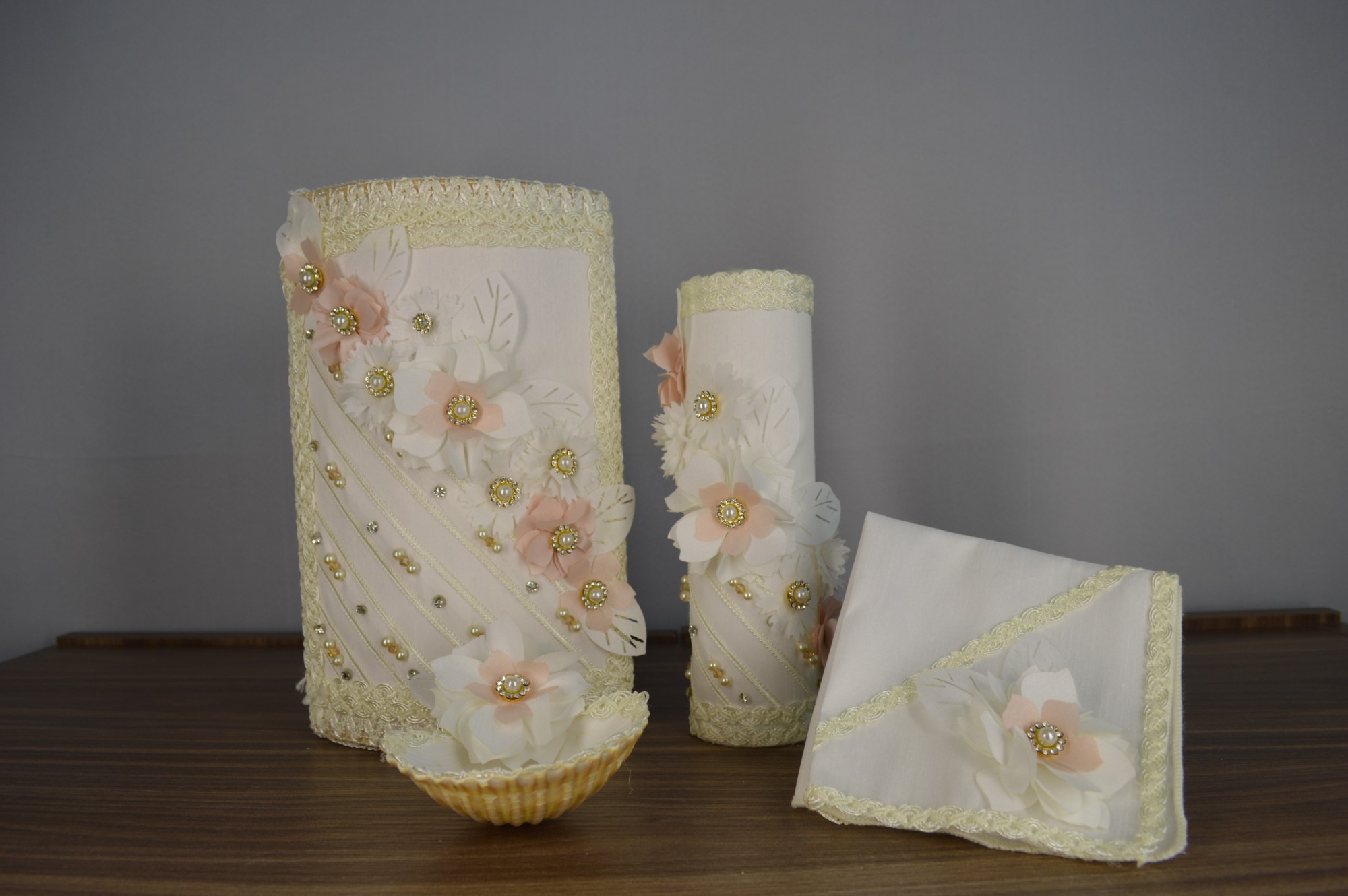 Kit de baúl de bautizo con vela, concha y sabanita, flores blancas y rosa palo