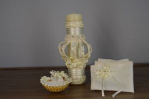 Vela de bautizo con corona de cordón y listón, concha y sabanita