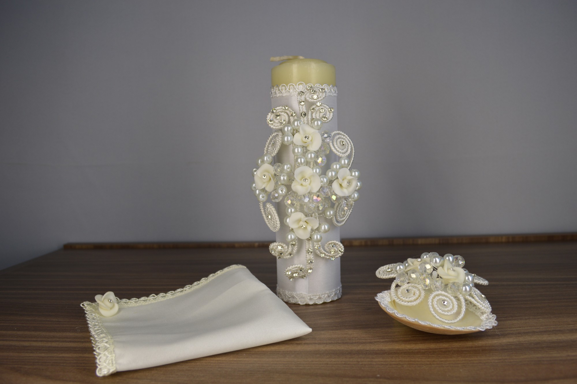 Vela de bautizo blanca con rosas, perlas y cristales, concha y sabanita